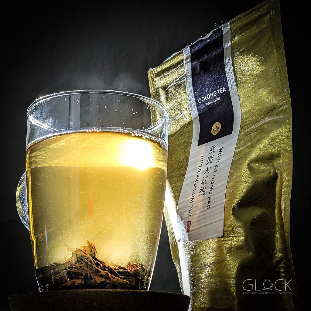 冲泡后的乌龙茶汤与干茶示意